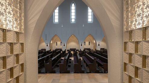 Aus Seitenkapelle ins Kirchenschiff