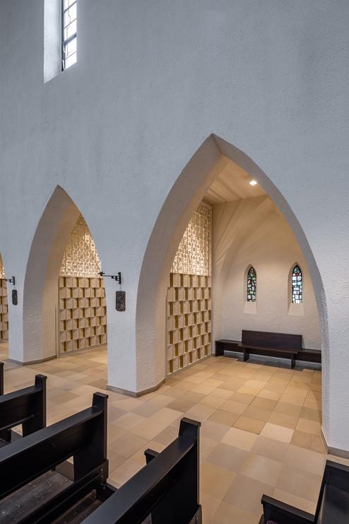 Blick in Urnenkapellen mit Sitzbänken