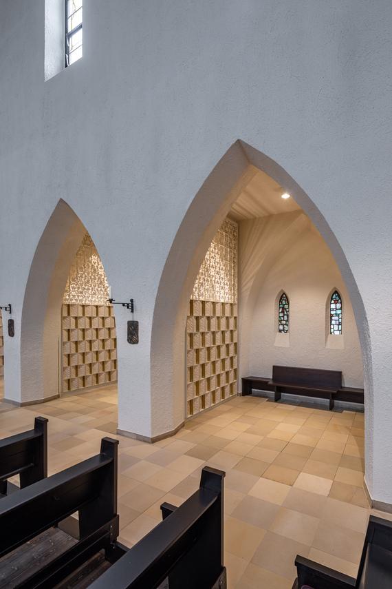 Blick in Urnenkapellen mit Sitzb&auml;nken