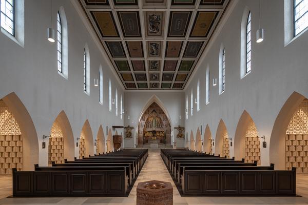 Gesamtansicht Kirchenschiff vom Haupteingang aus